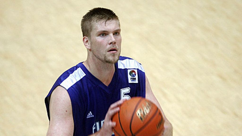 Antti Nikkilä tähtää maajoukkuepaidassa. Kuva: Timo Jaakonaho/LEHTIKUVA.