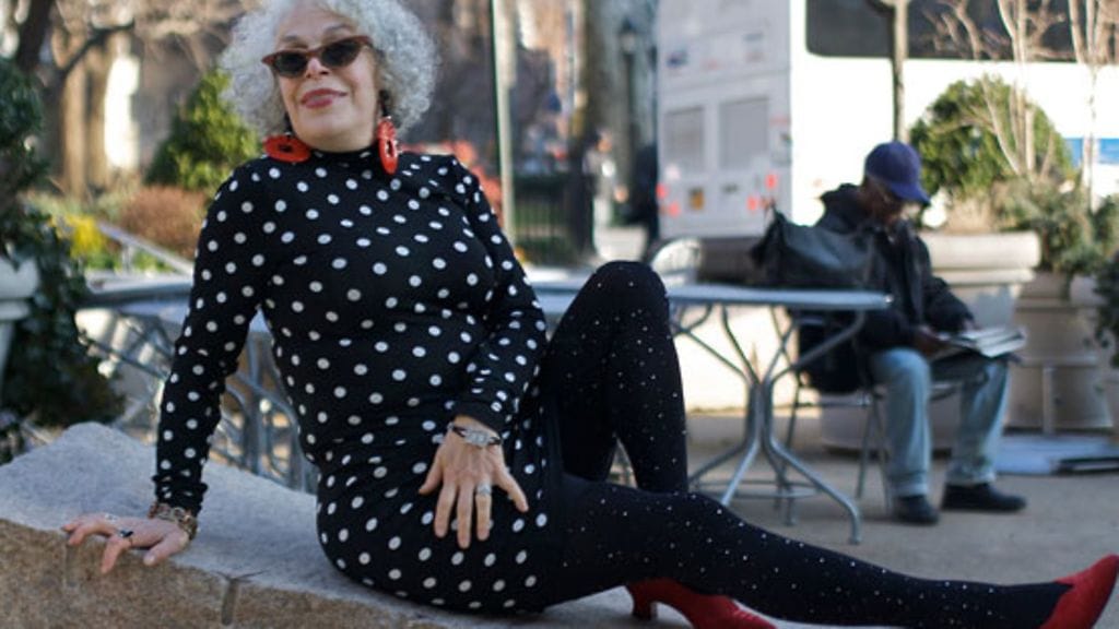 Yli 70-vuotias Marilyn Sokol poseeraa. Kuva Advancedstyle.blogspot.com/Ari Seth Cohen.