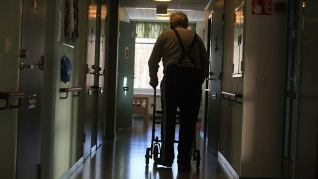 Lähtö omasta kodista romahduttaa usein vanhuksen kunnon.