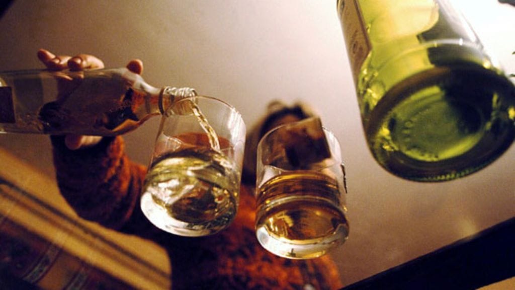 Suomessa kuolee alkoholiin noin pari tuhatta ihmistä vuosittain.