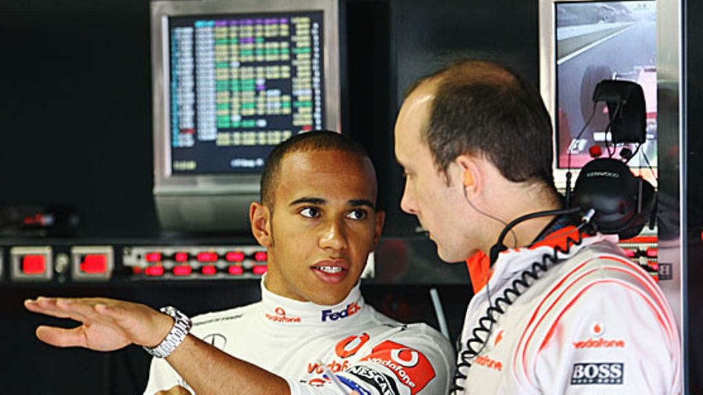 Lewis Hamilton ja kisainsinööri Phil Prew, kuva: Clive Mason/Getty Images