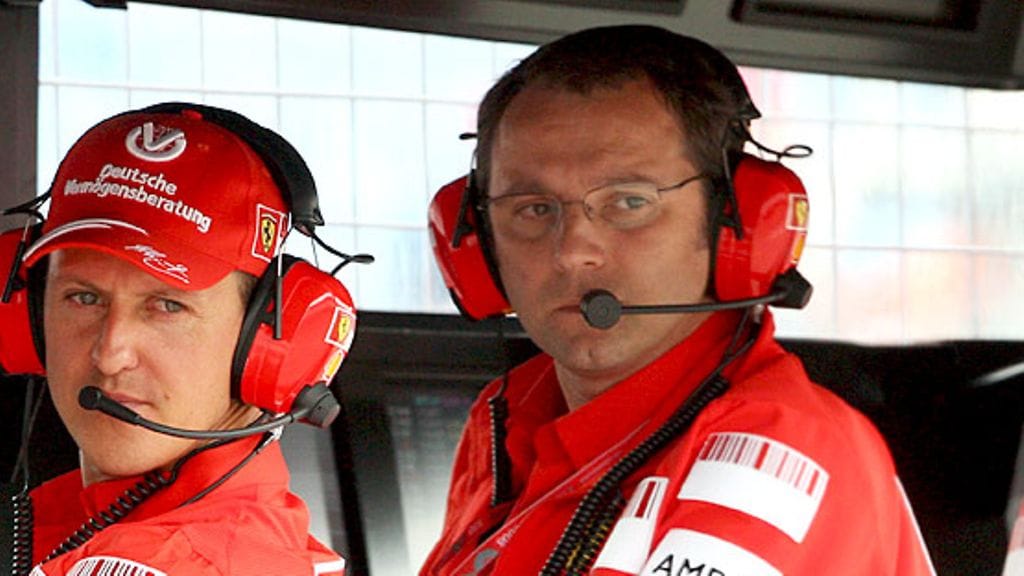 Michael Schumacher ja Stefano Domenicali (Kuva: EPA/JENS BUETTNER)
