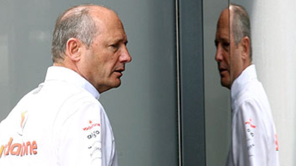 Ron Dennis (Kuva: EPA/OLIVER WEIKEN)