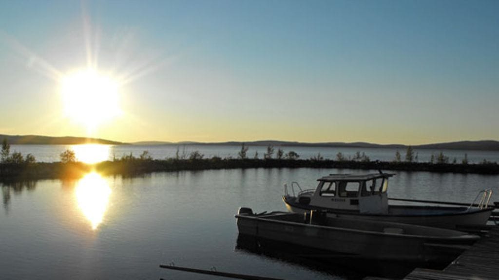 Pohjoisen kesässä aurinko hädin tuskin laskee. Kuvituskuva.