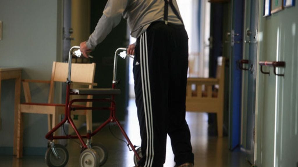 Arkiaskareiden tekeminen vanhuksen puolesta vie ojasta allikkoon.