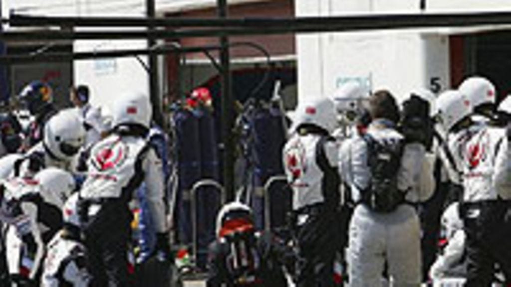 Hondan mekaanikot selällään, kuva: Pool