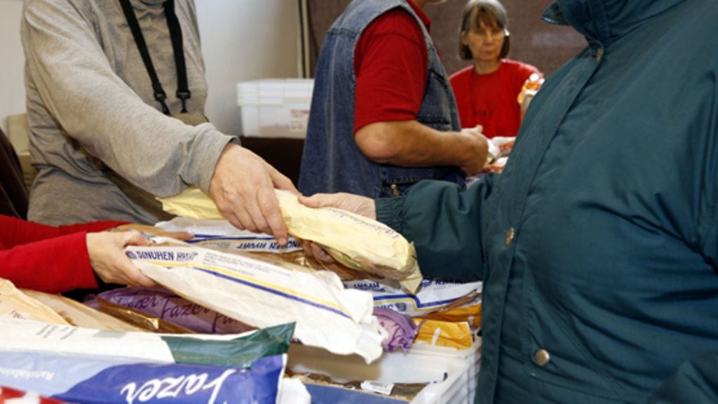 Köyhille jaettavat elintarvikkeet saadaan lahjoituksina.