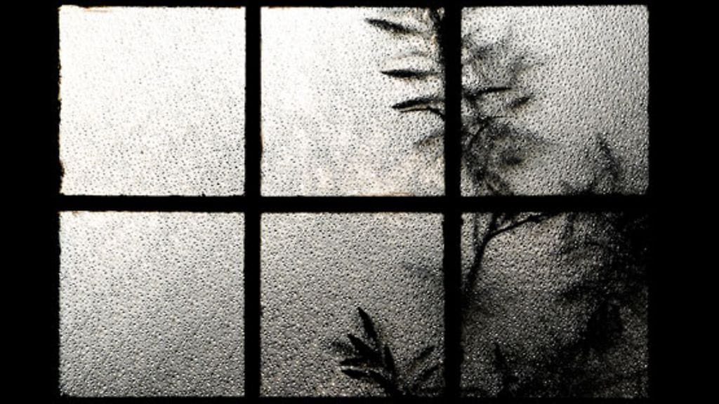 Leevi ja hänen siskonsa pakenivat vuosikausien vankilastaan eteisen ikkunan kautta. Kuvituskuva.