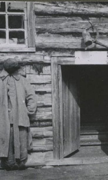 Neuvostosymbolit aitan seinällä ovat tyypillinen esimerkki kujeellisesta rintamahuumorista.