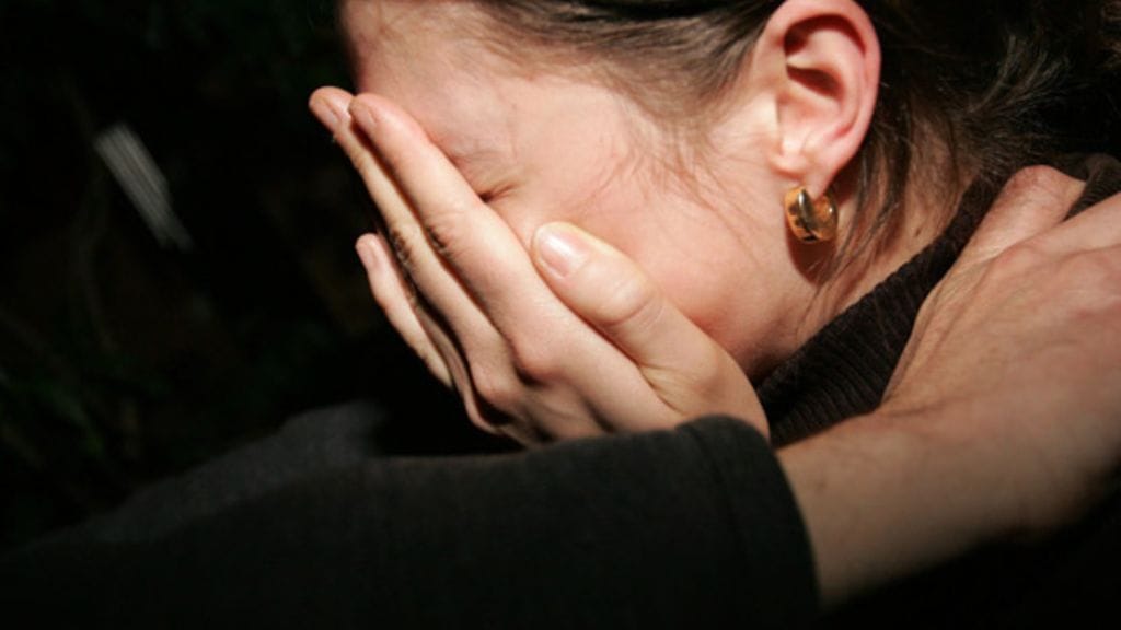 Minna kärsi avioliitossan pahoinpitelyistä. Kuvan henkilö ei liity juttuun.