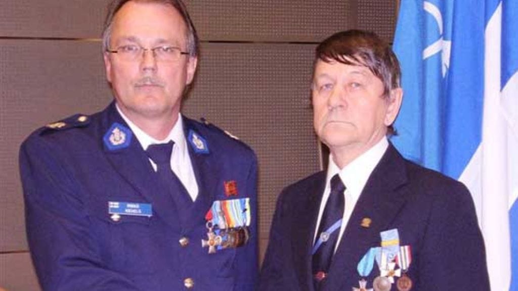 Mikko Kiehelä luovuttaa Nobel-ristin Keijo Kouvoselle.