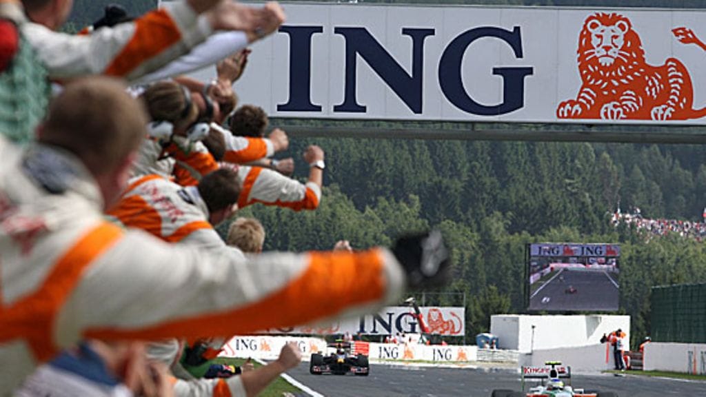 Force Indian riemua varikkomuurilla. Kuva: forceindia.com.