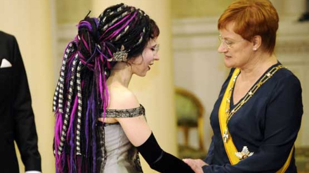 Sofi Oksanen kättelyvuorossa.