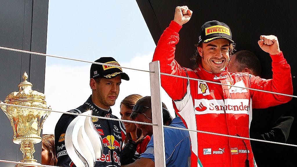 Sebastian Vettel seuraa Fernando Alonson juhlia.