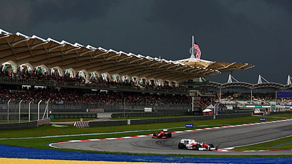 Synkkiä pilviä Sepangin radan yllä 2009. Kuva: Clive Mason/GETTY.