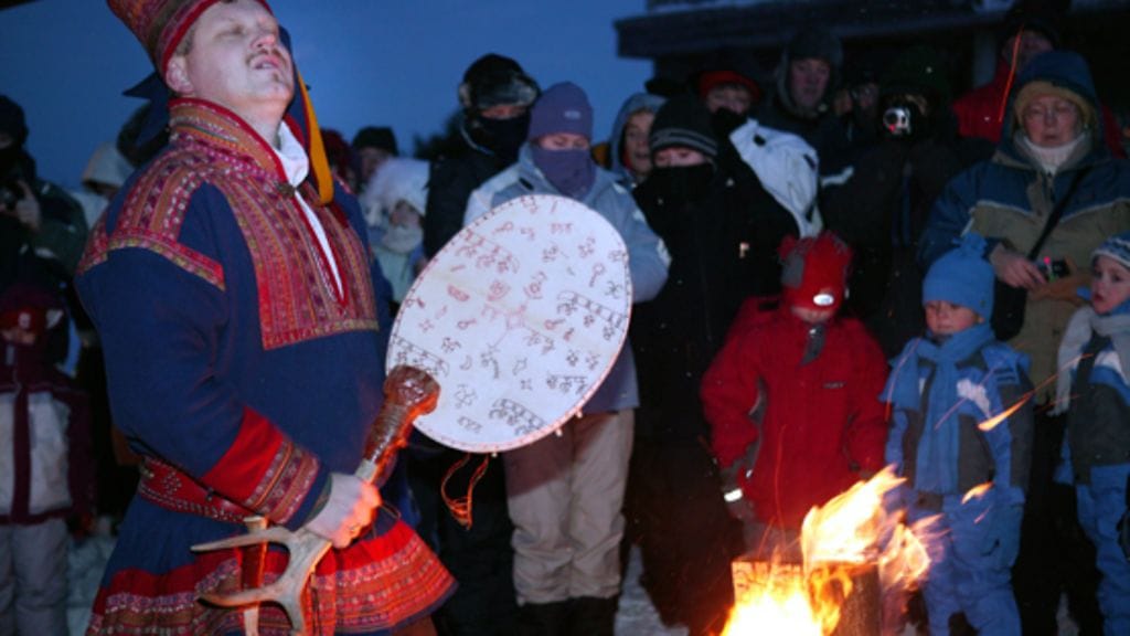 Lapinkasteseremonia Levinhuipulla Kittilässä.