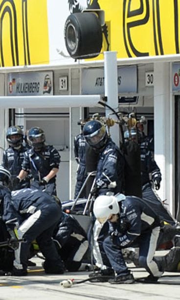 Nico Rosbergin auton irtopyörä ilmassa, kuva: EPA/CHRISTOPHE KARABA