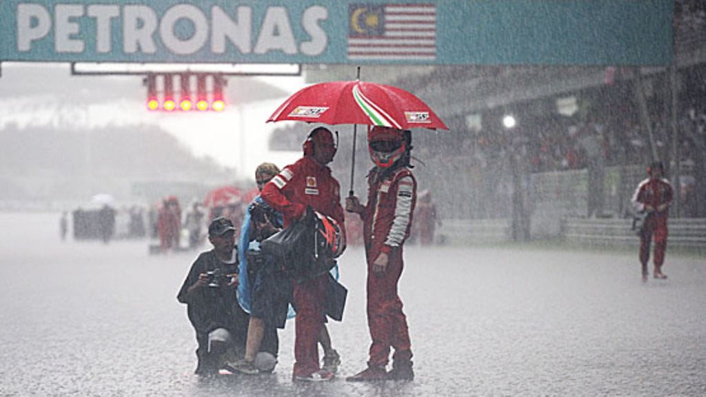 Kimi Räikkönen pitää sadetta Malesian GP:ssä 2009. Kuva: Bazuki Muhammad/EPA.