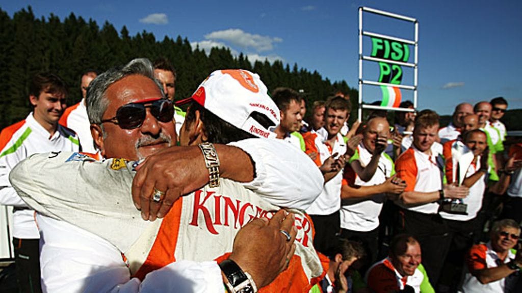 Giancarlo Fisichella saa Vijay Mallujalta karhunhalauksen. Kuva: Vladimir Rys/GETTY.