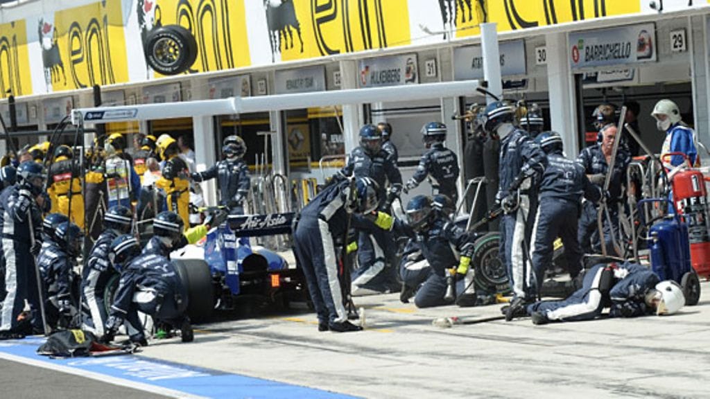 Nico Rosbergin auton pyörä lentää, kuva: EPA/CHRISTOPHE KARABA