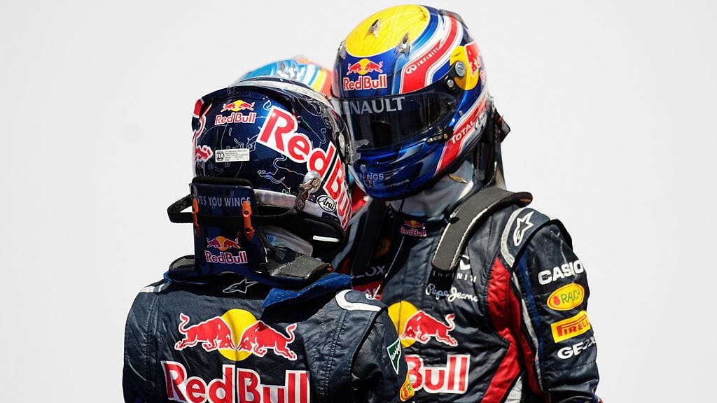 Sebastian Vettel ja Mark Webber keskustelevat Britannian GP:n jälkeen