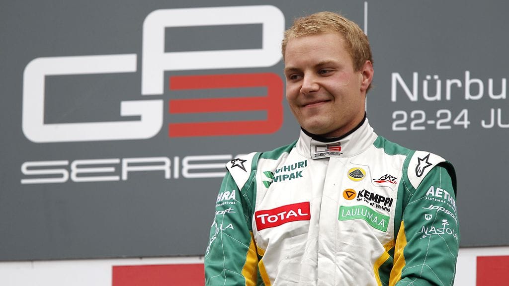 Valtteri Bottas GP3-voittonsa jälkeen palkintopallilla