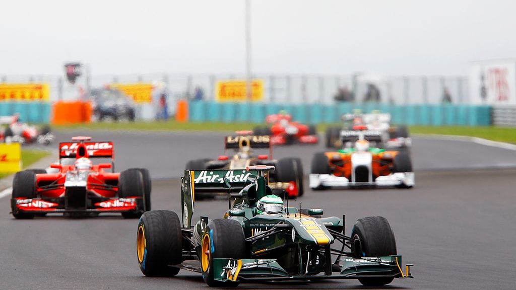 Heikki Kovalainen taistelee radalla Unkarin GP:n alussa