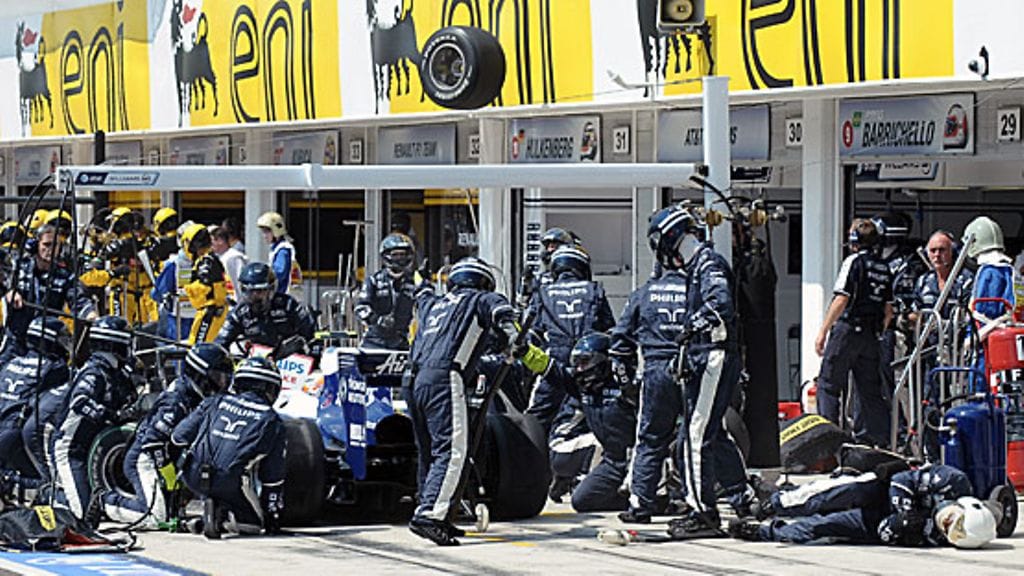 Nico Rosbergin Mercedksen pyörä (ylh.) on tyrmännyt Williams-mekaanikon (oik.). Kuva: Christophe Karaba/EPA.