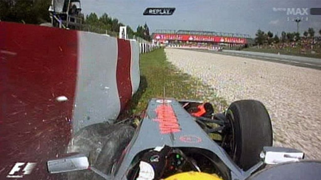 Lewis Hamilton törmää rengasvalliin Espanjan GP:ssä. Kuva: MTV3.