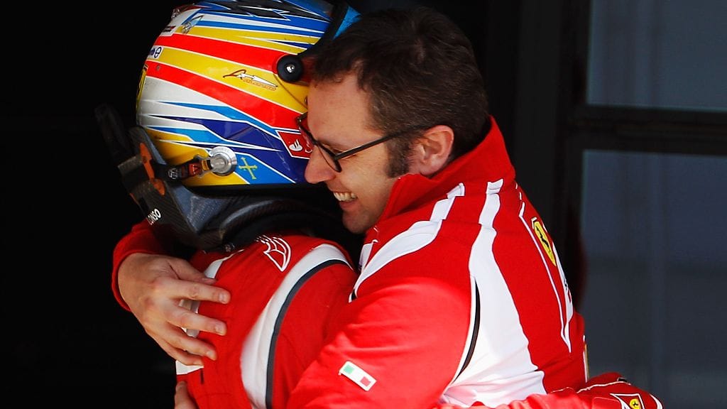 Stefano Domenicali halaa Fernando Alonso Britannian GP:n voiton jälkeen
