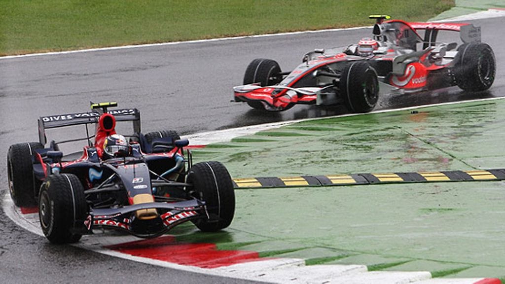 Sebastian Vettel ja Heikki Kovalainen (Kuva: Mark Thompson/Getty Images)