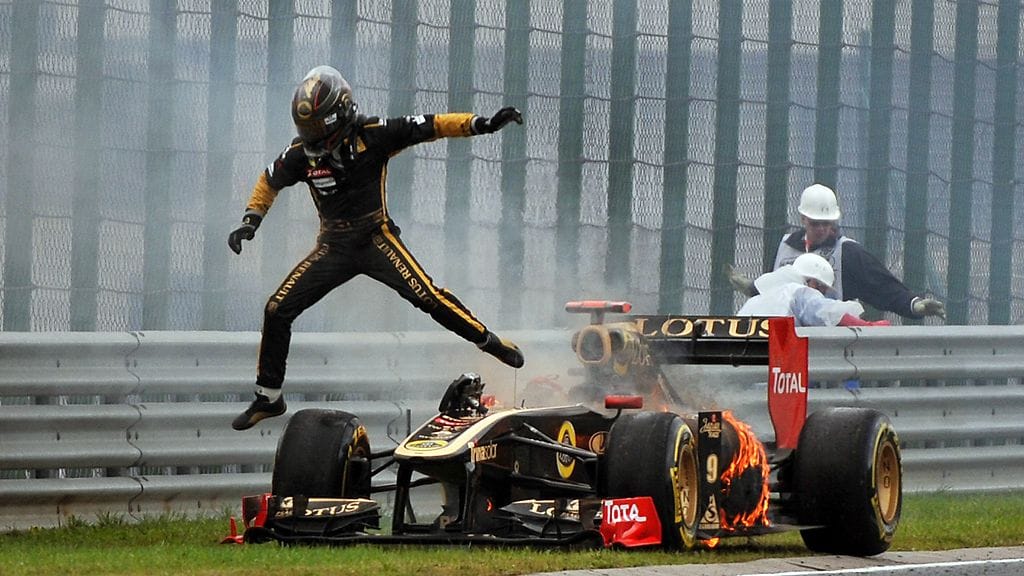 Nick Heidfeld hyppää pois palavasta autostaan