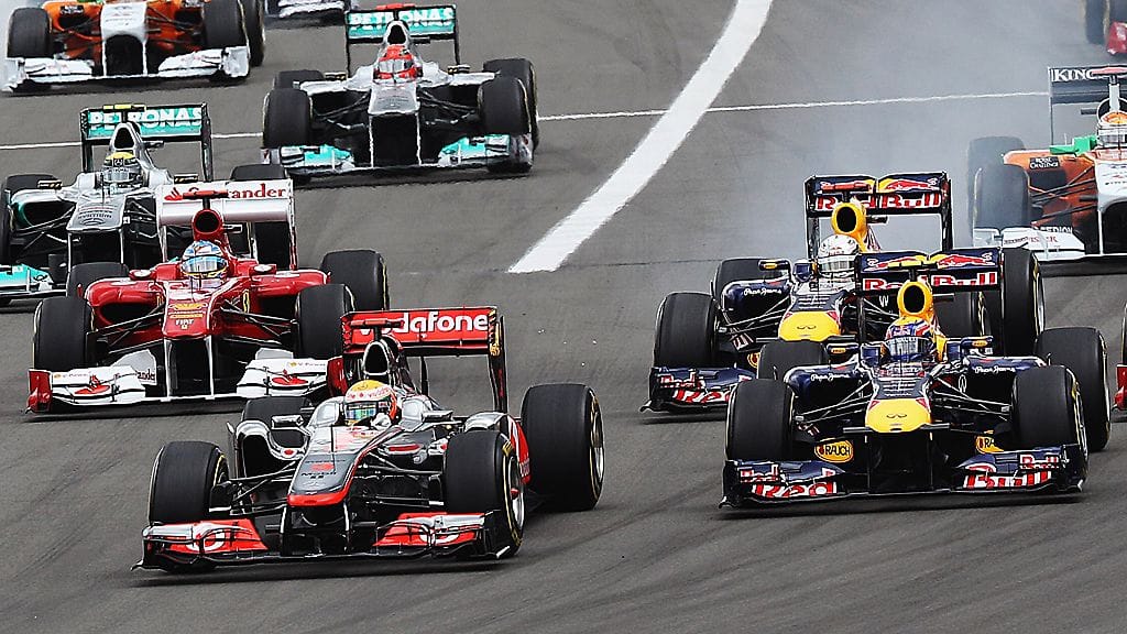 Lewis Hamilton ohittaa Mark Webber.