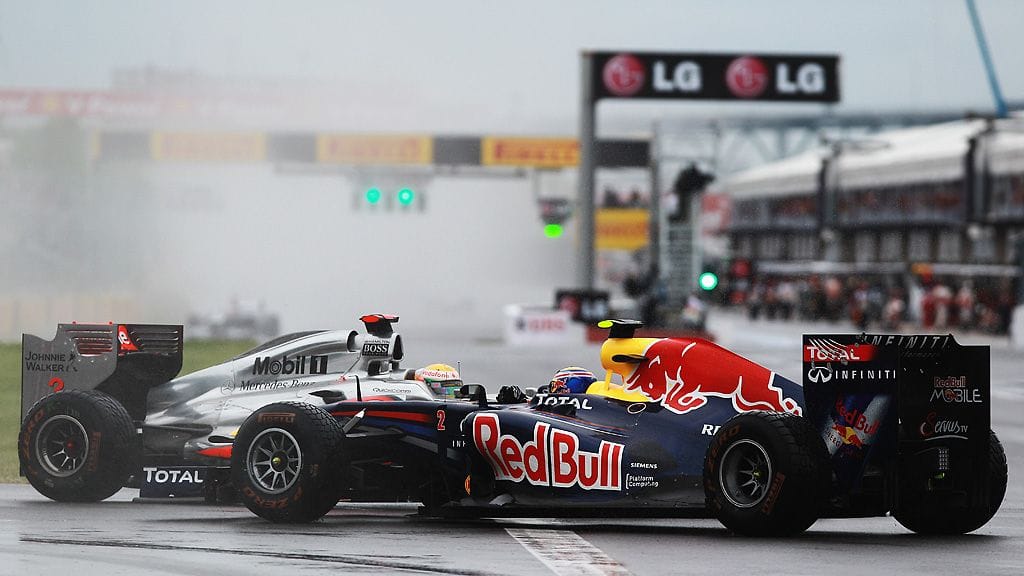 Hamilton törmäili heti ensimmäisessä mutkassa Mark Webberin kanssa.