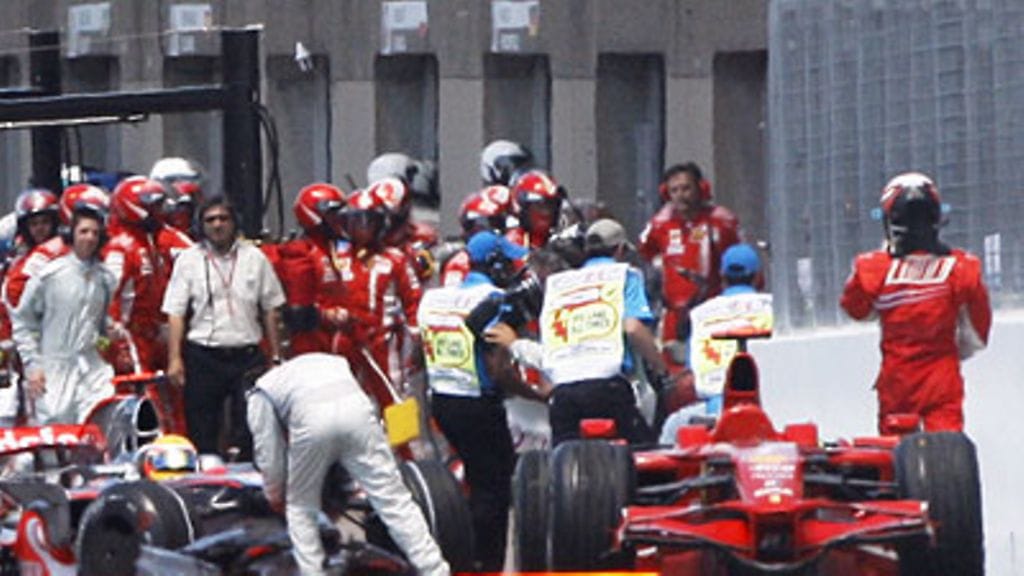 Lewis Hamilton ja Kimi Räikkönen (Kuva: EPA/ANDRE PICHETTE)