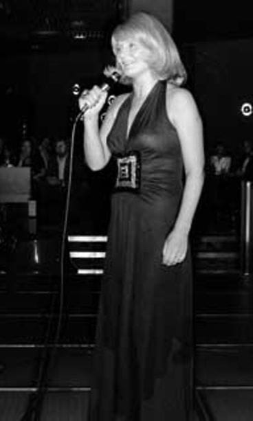 Ritva Oksanen esiintymässä vuonna 1974.