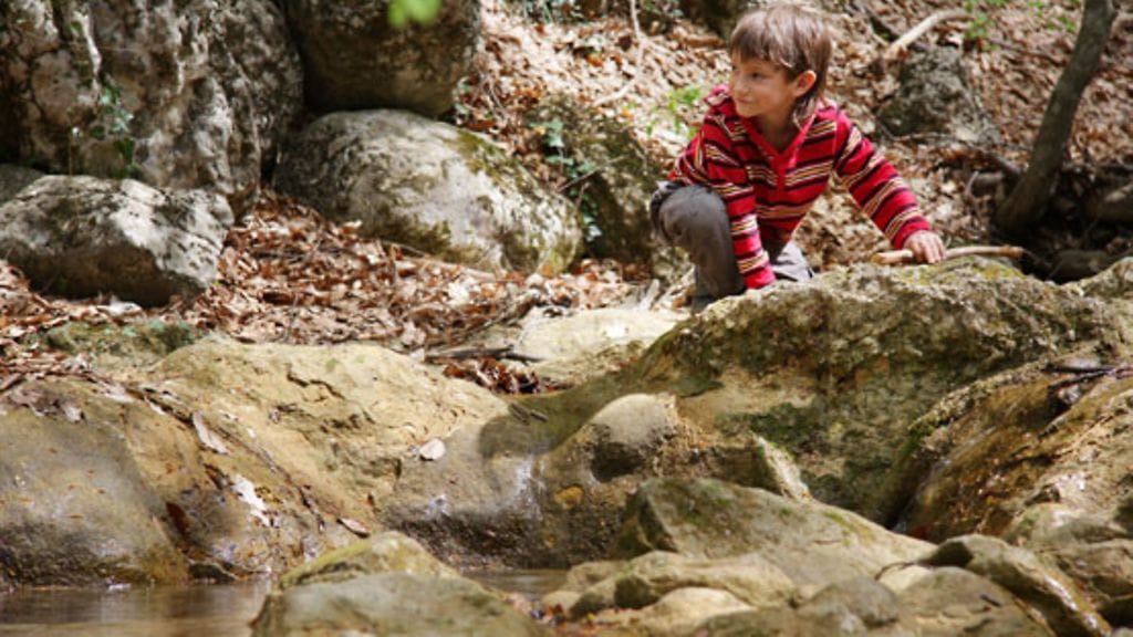 Nuorena saadut positiiviset kokemukset motivoivat lasta liikkumaan aikuisenakin metsässä.