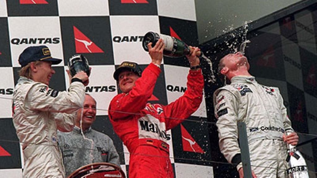 ...ja vuonna 1997 Australiassa onnitteluvuorossa ovat Mika Häkkinen ja Schumacher. Ensimmäinen voitto McLarenilla. Kuva: Marcus Brandt/GETTY.