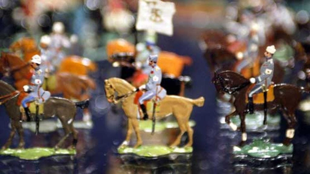 Lapset luovuttivat tinasotilaansa teollisuuden käyttöön.