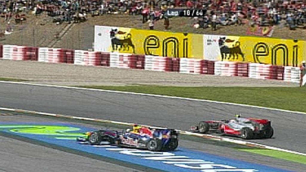 Lewis Hamilton pakotti Sebastian Vettelin radan sivuun , kuva: MTV Oy