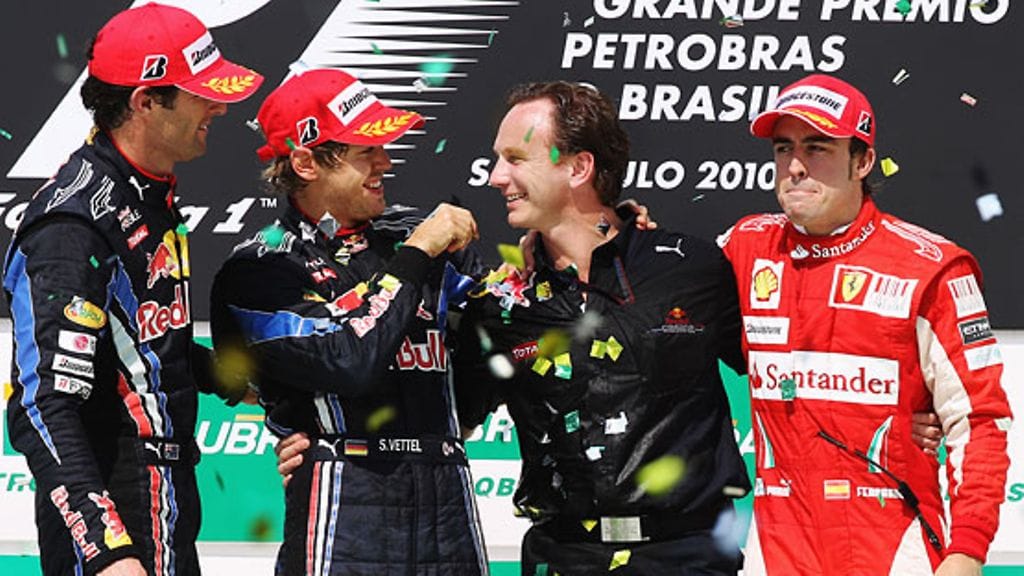 Mark Webber, Sebastian Vettel, Christian Horner ja Fernando Alonso Brasilian GP:n palkintopallilla