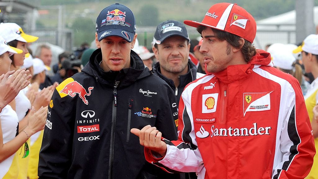 Alonso ja Sebastian Vettel pukeutuivat lämpimästi kuskien paraatiin Hungaroringillä.