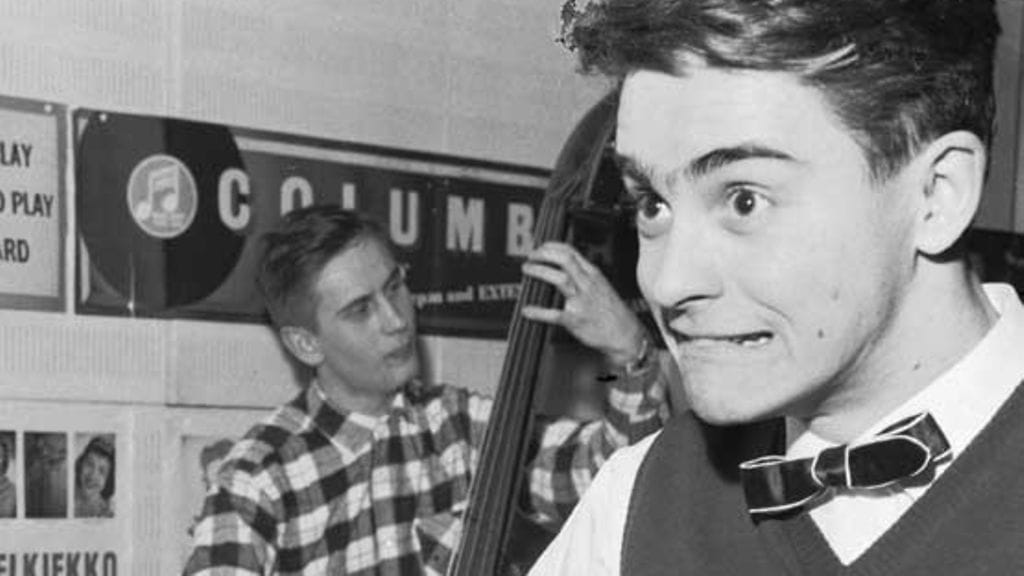 Lasse Liemola esiintyy vuonna 1958.