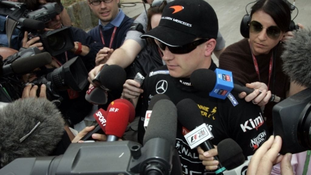 Kimi Räikkönen median ympäröimänä, kuva: Jussi Nukari/Lehtikuva