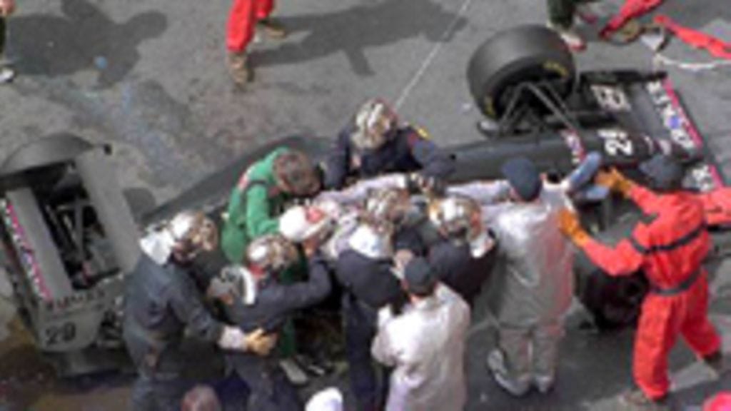 Karl Wendlingeriä nostetaan autostaan Monacossa 1994 (Photo:Ben Radford/Allsport