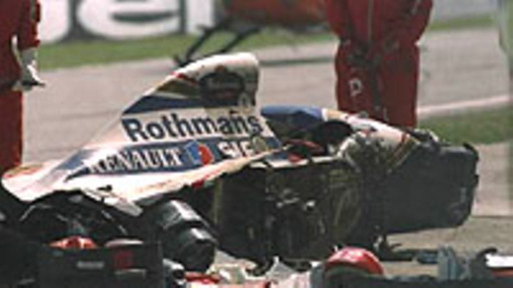 Ayrton Sennan auton jäänteet Imolassa 1.5.1994 (Photo: Anton Want/Allsport)