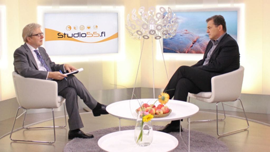 Lääkäri Antti Heikkilä käsittelee Studio55.fissä terveysasioita yhdessä juontaja Markku Veijalaisen kanssa.