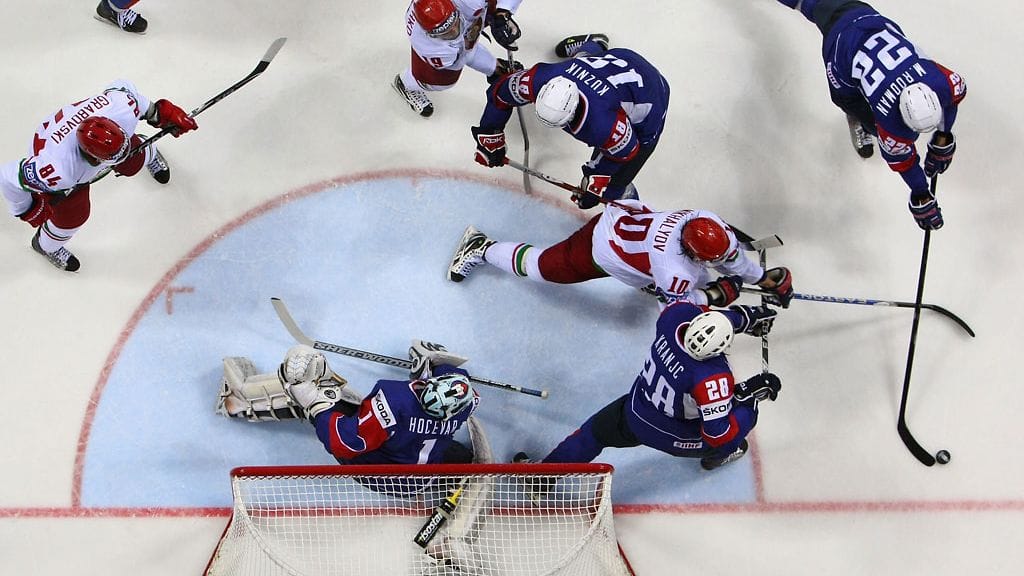 Elisabeth Rehnin mielestä jääkiekon MM-kisoja ei pitäisi järjestää Valko-Venäjällä. Kuva vuodelta 2011 Valko-Venäjän ja Slovenian pelistä.