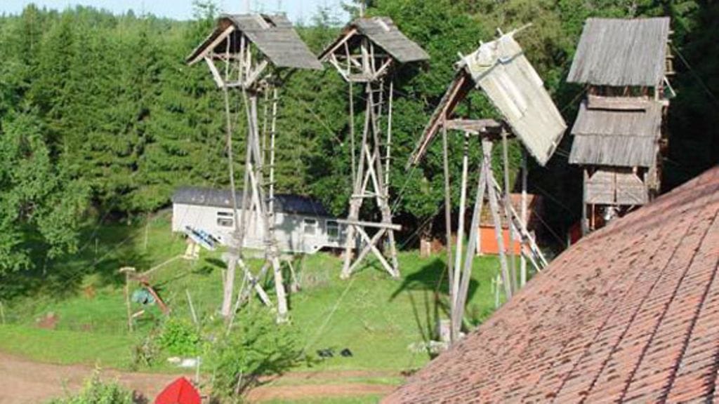 Nuorallakävelymastoja Pelimannimäellä.