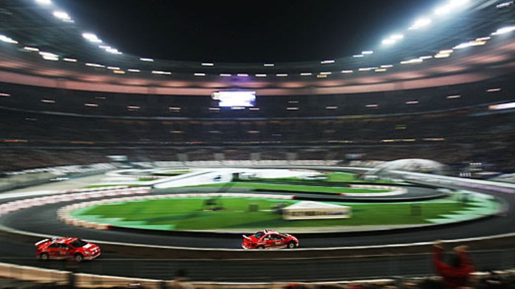 Heikki Kovalainen kaasuttelee voittoon Stade de Francen keinovaloissa. Kuva: Bryn Lennon/GETTY.